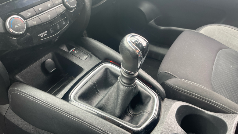 Nissan Qashqai 1.2 DiG-T N-Connecta 5dr Petrol Hatchback